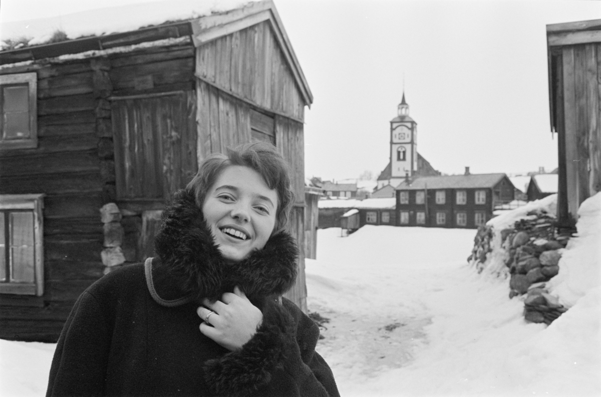 Portrett av en kvinne i bylandskapet på Røros.
