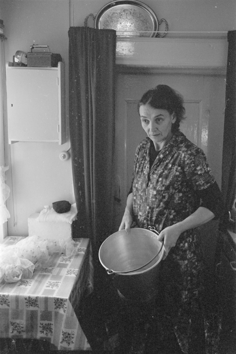 Portrett av en kvinne som vasker opp.