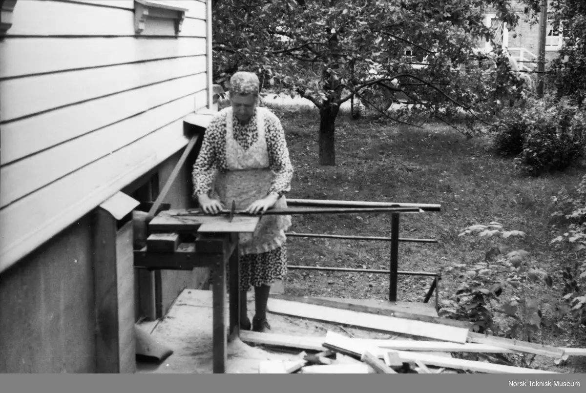 Beth Halvorsen kapper plank, høsten 1954
