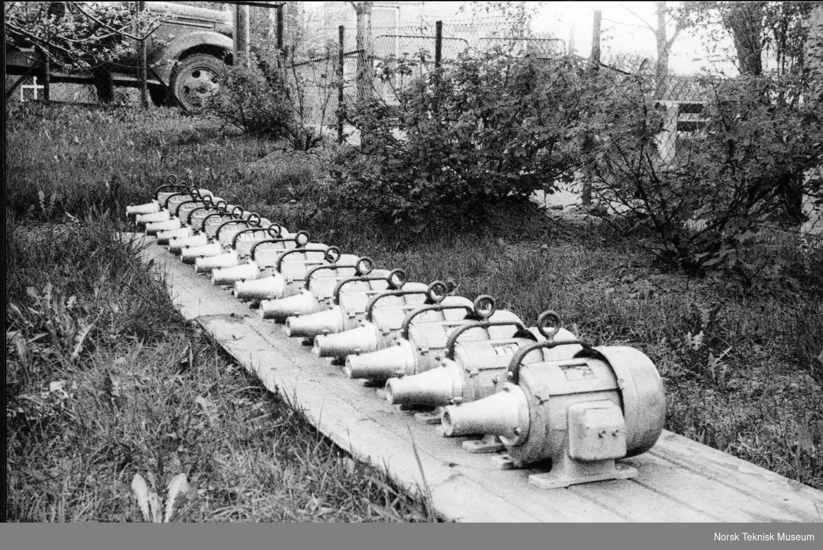 Elektromotorer, Halvorsens Verksted, i hagen i Hasleveien 42, våren 1948