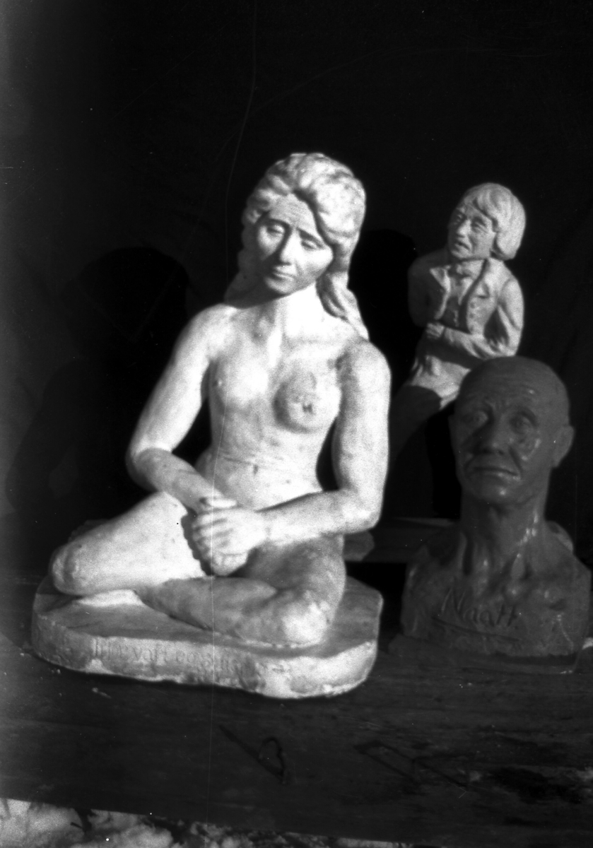 Fem bilde av skulpturar laga av Halvor Moland.