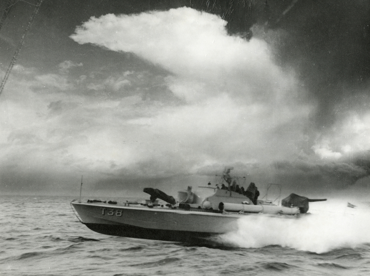 Motortorpedbåten T38 under gång i hög fart.