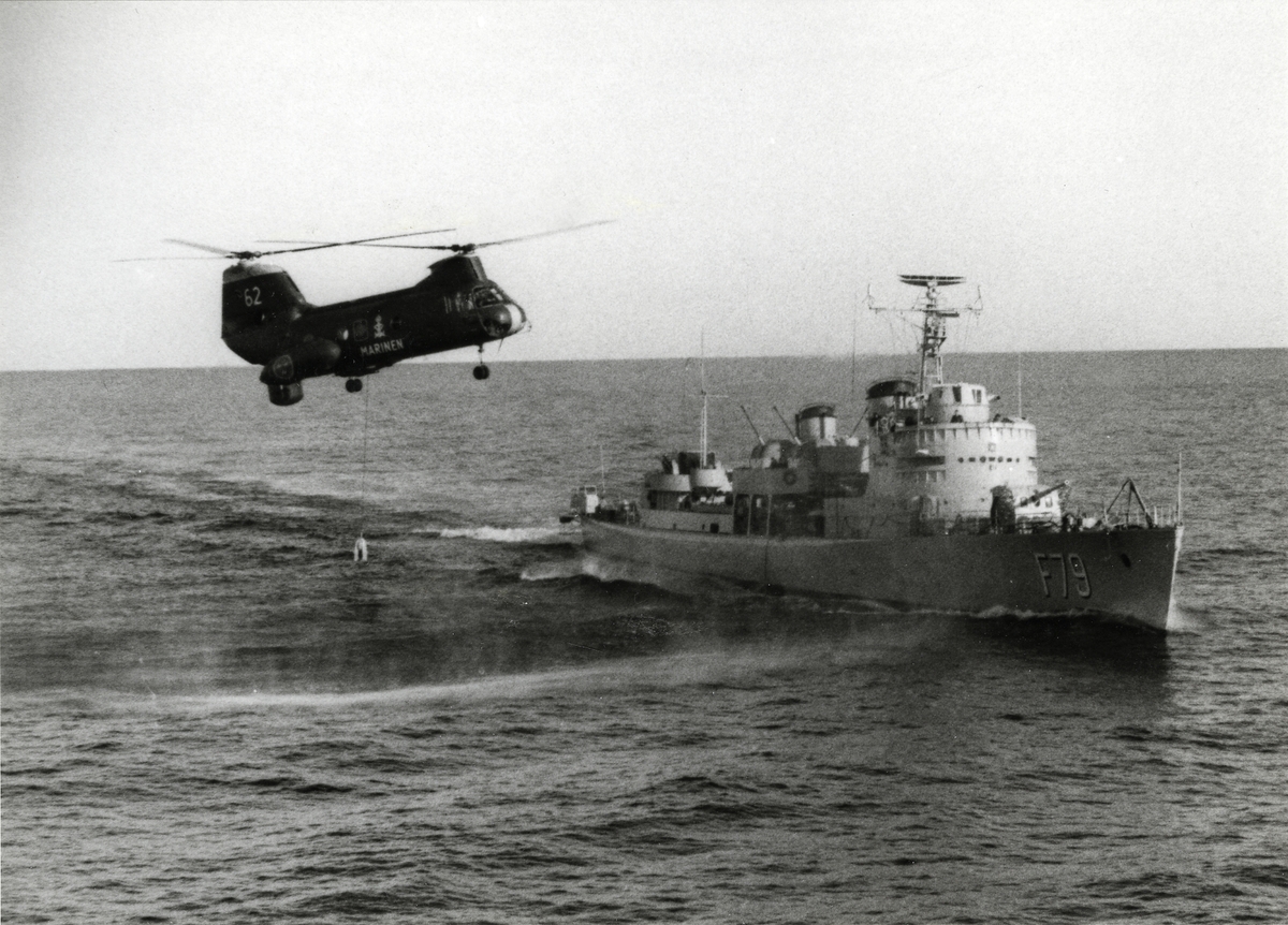 Fregatten KARLSKRONA med helikopter 4b.