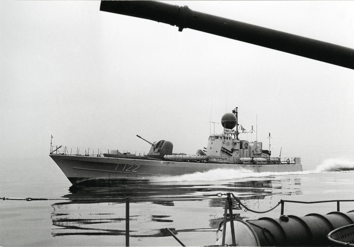 Topedbåten SIRIUS (T 122) under gång.