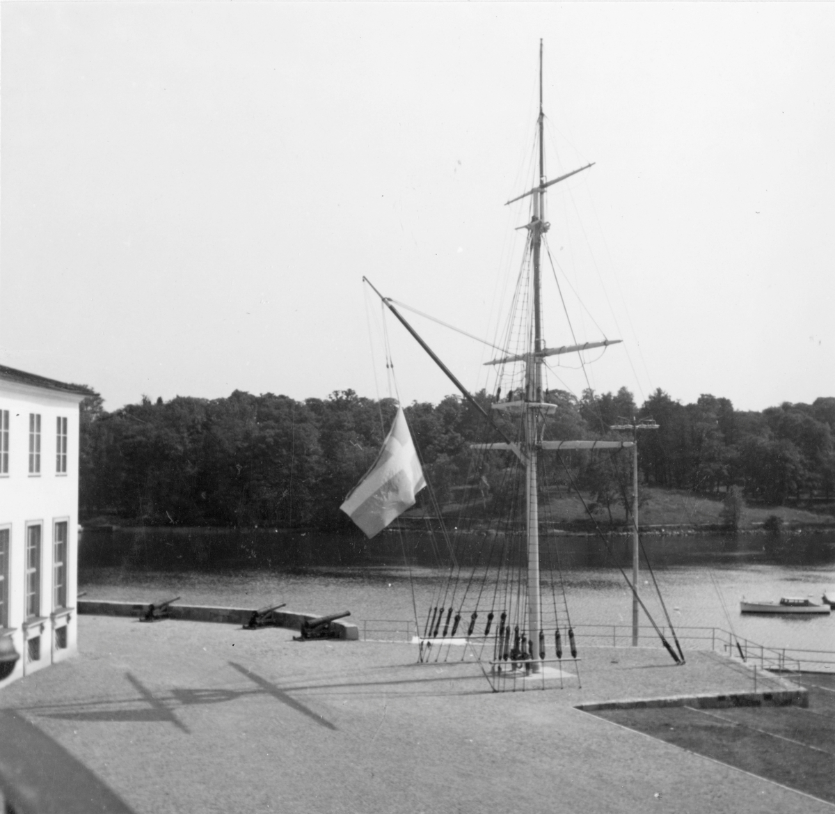 Sjöhistoriska museets framsida sett ut mot vattnet.