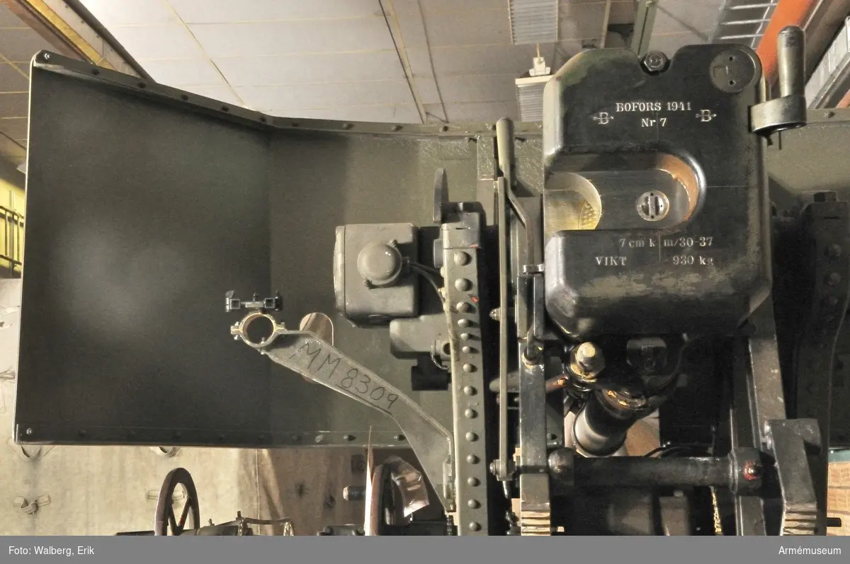 Tillverkningsnr 7 år 1941.

Bestående av 1 st luftvärnskanon m/1933-37, 
1 st pjäskapell av väv. 

Pjäsen är avsedd för värn och har sköld. Diverse läderfodral, nattbelysningslåda och tb-låda ingår.
