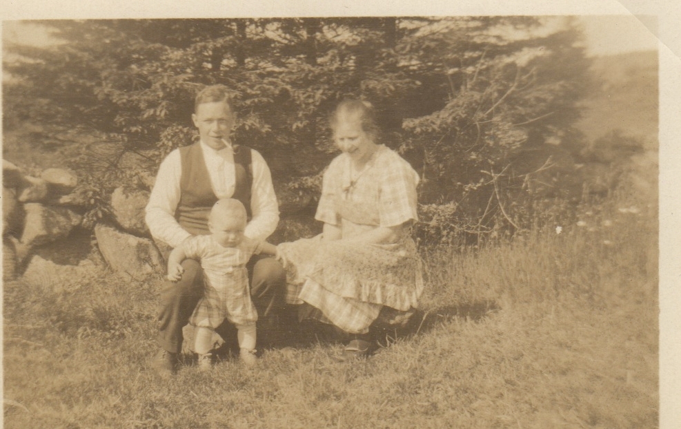 Familjen Erik Lindegren och Märta* (född Olsson) med sonen Sven Erik sitter i trädgården, Labacka 1:2 "Lund 1930-tal. 
*Syster till Lisa (Elise) Johansson, Labacka 1:2 "Lund".
