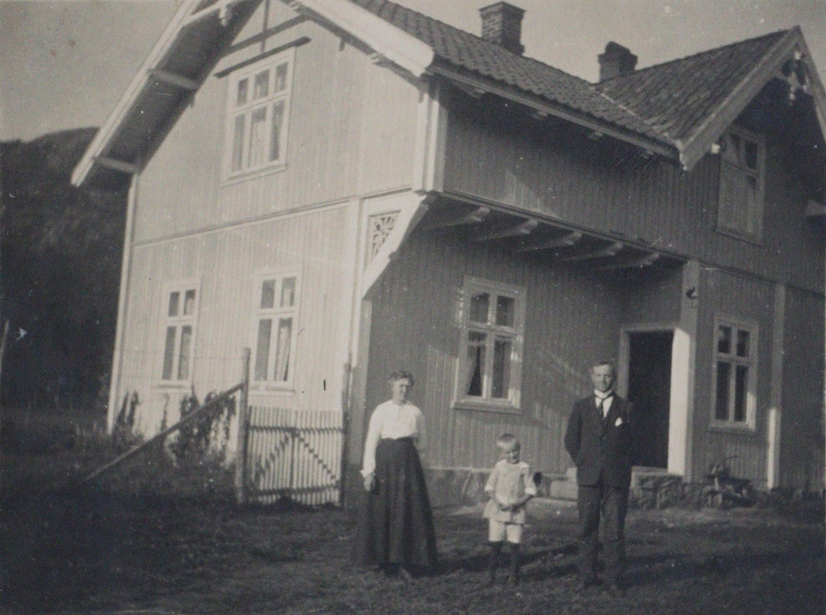 Lærer Audvar Tho (1886-1968), kona Gunhild f. Landsverk f.1890, og sønnen Hallvard (1915-1994).