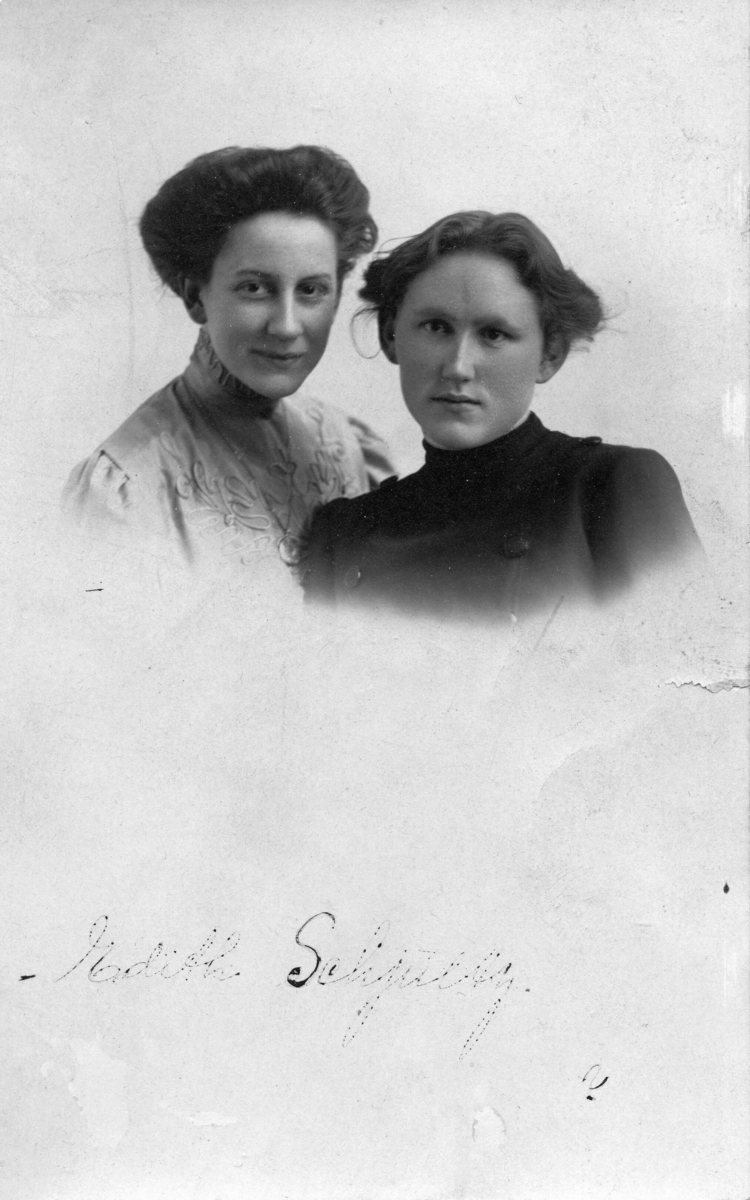 Portrett av to kvinner.  Den eine er Edith Schjultz