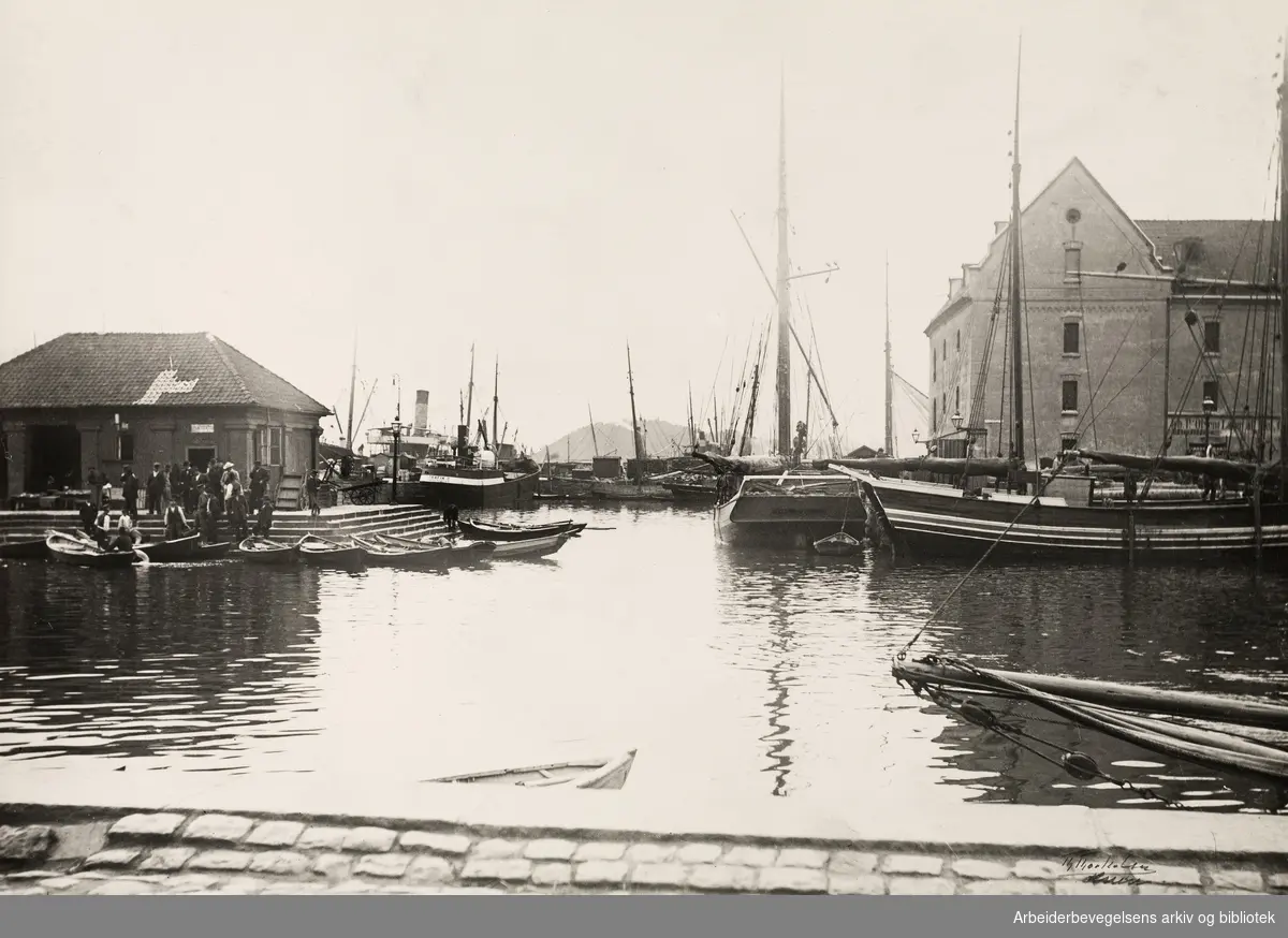Sadelmakerhullet og fiskebrygga. Beliggende omtrent hvor Havnelageret ligger i dag. Revet 1904.