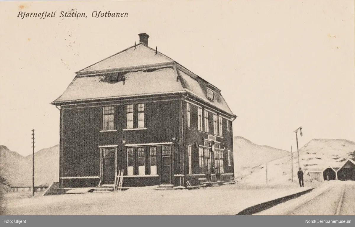Den opprinnelige Bjørnfjell stasjon på Ofotbanen. Bak til venstre skimtes Norddalsenden bru