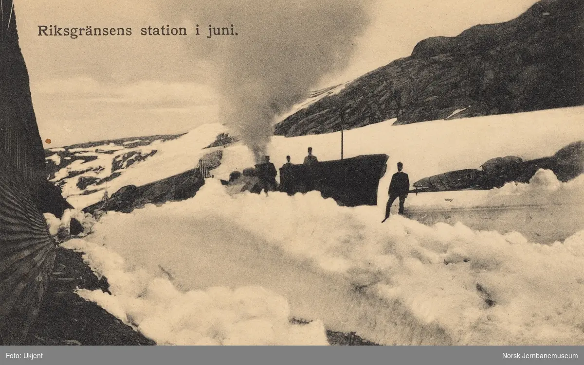 Snørydding ved Riksgränsen stasjon på Ofotobanen