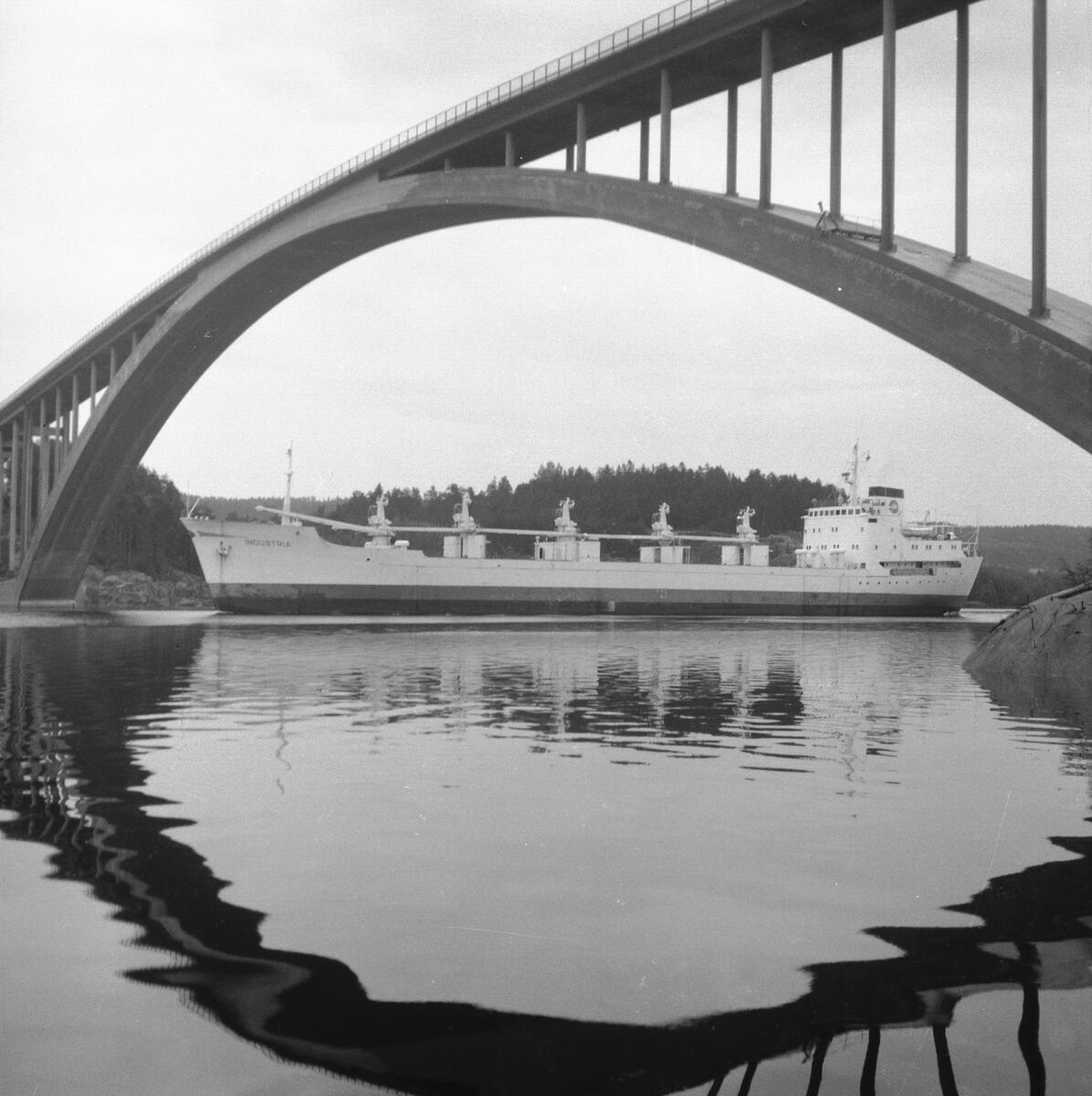 Fartyget Industria vid Sandöbron
