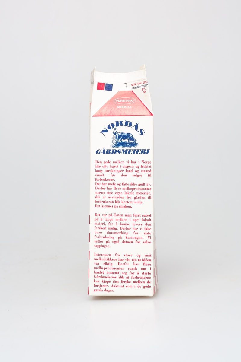 Pappkartong brukt til melk. Rød farge med ruter. Bilde av en budeie med en ku.