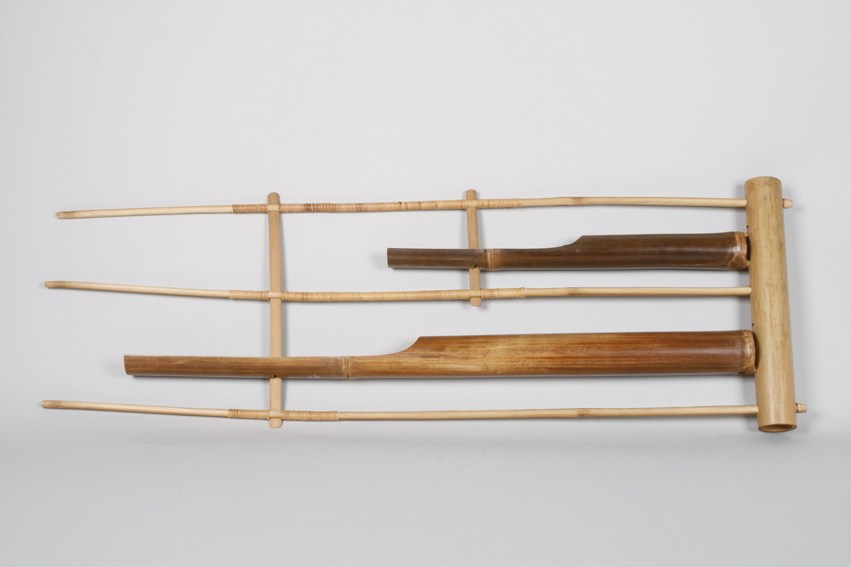 Idiofon i form av to avstemte bambusrør festet i en ramme bestående nederst av et bambusrør og trestaver langs sidene.
Rammen er forsterket med lister på tvers mellom trestavene. De avstemte bambusrørene er opphengt i disse listene, og glir frem og tilbake i rektangulære åpninger i det nederste bambusrøret. Instrumentet holdes i det nederste bambusrøret og klinger ved at man rister i rørets lengderetning.
Rørene er stemt i G med oktavs avstand.