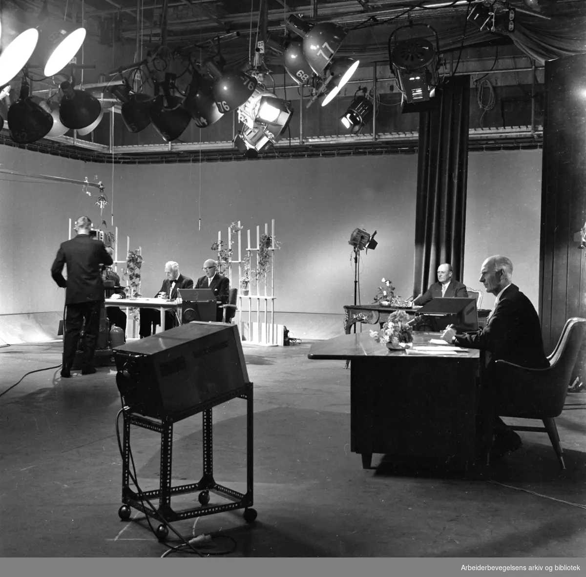 Offisiell åpning av NRK Fjernsynet, lørdag 20. august 1960. Kong Olav og statsminister Einar Gerhardsen i Studio A på Marienlyst.