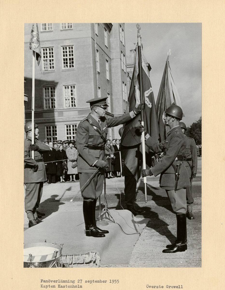 Text i fotoalbum: "Fanöverlämning 27 september 1955. Kapten Kastenholm, överste Grewell."