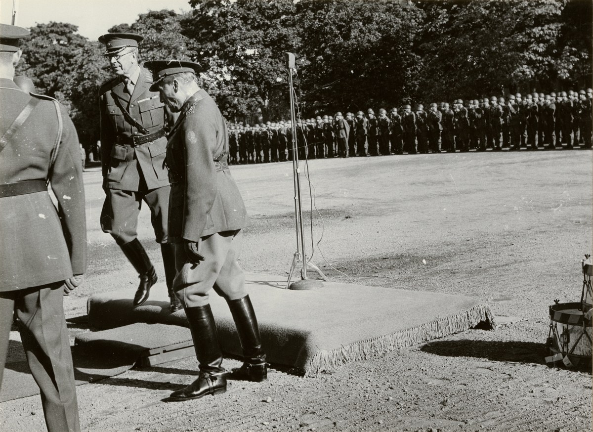 Text i fotoalbum: "H.M. Konungen lämnar regemente 27 september 1955. T h om konungen generallöjtnant H.Cederschiöld."