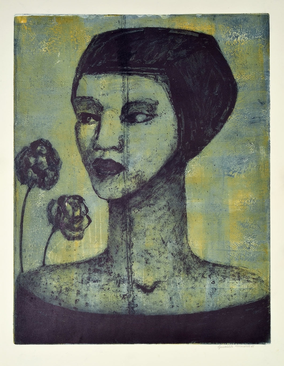 Porträtt av kortklippt kvinna med med två rosor som sticker upp bakom ena axeln.