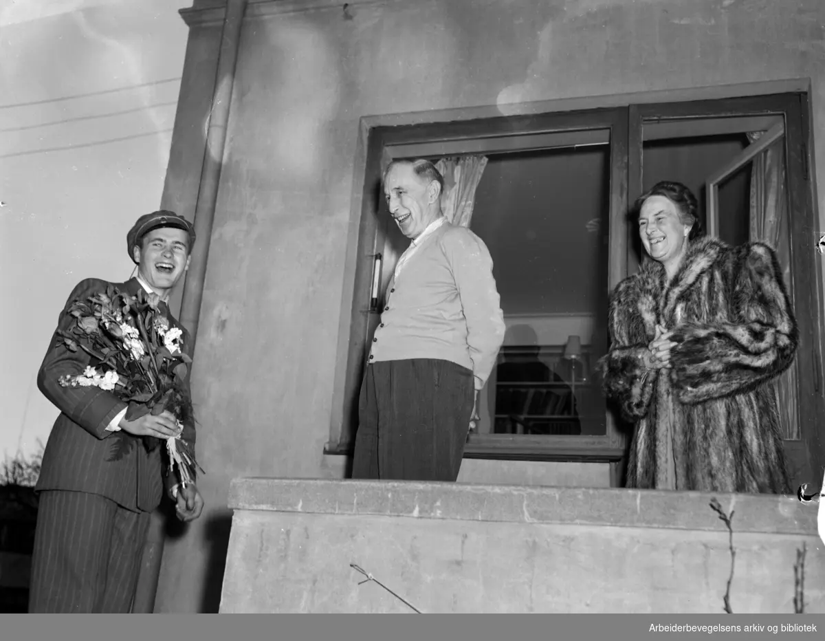 Rektor ved Universitetet i Oslo, Otto Lous Mohr og hans kone, Tove Mohr, vekkes av russen 17. mai 1951. Til venstre, russepresident Per Torgersen.