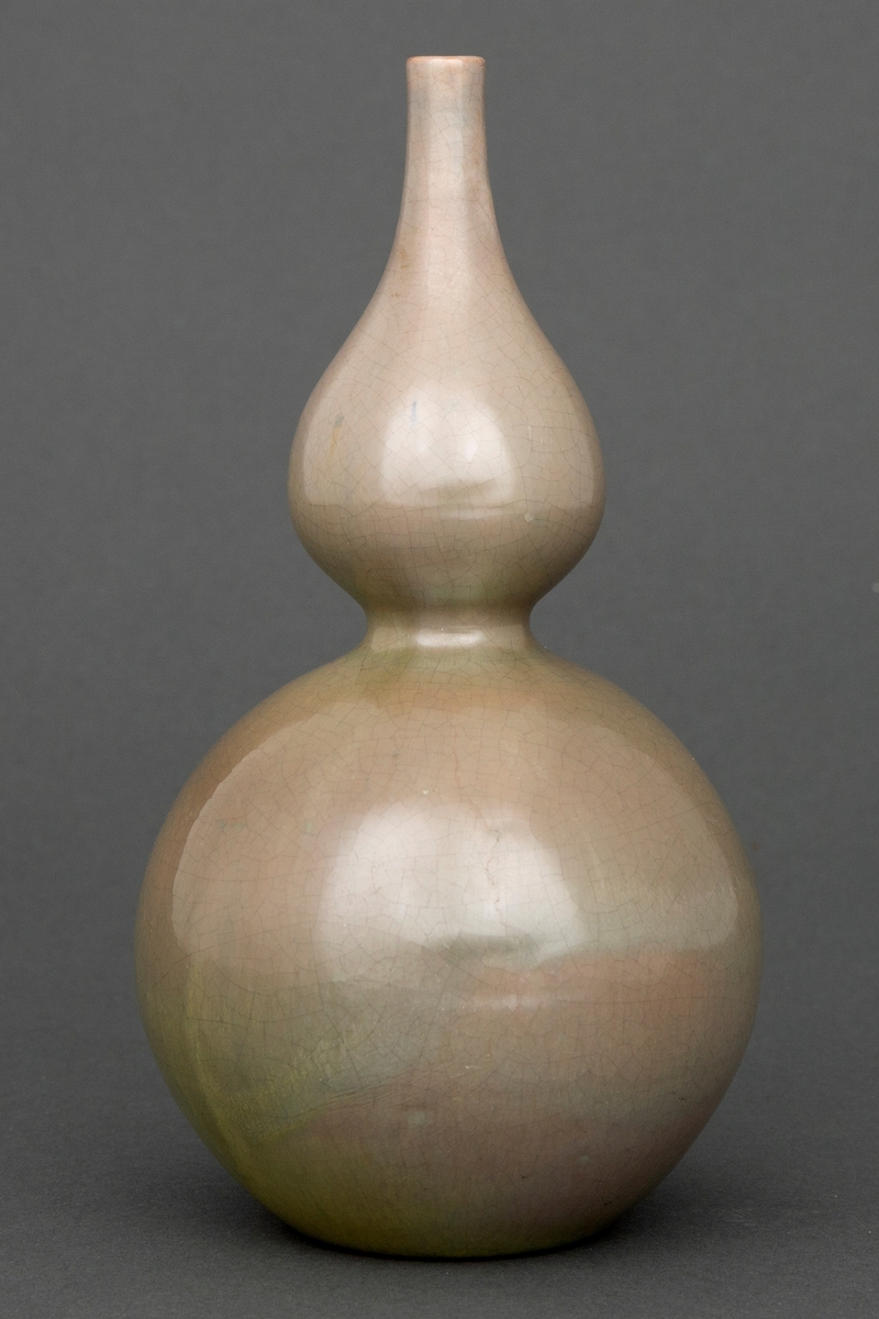 Kalebasformet vase i dreid steingods. Grågrønn krakelert glasur med rødskjær.