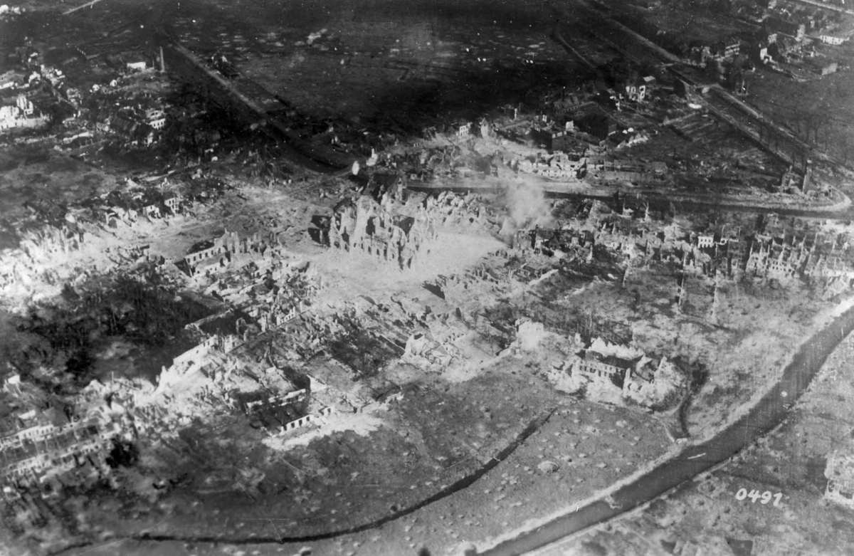 Flygfoto över fullständigt ödelagda staden Merville - Garnisonsmuseet ...