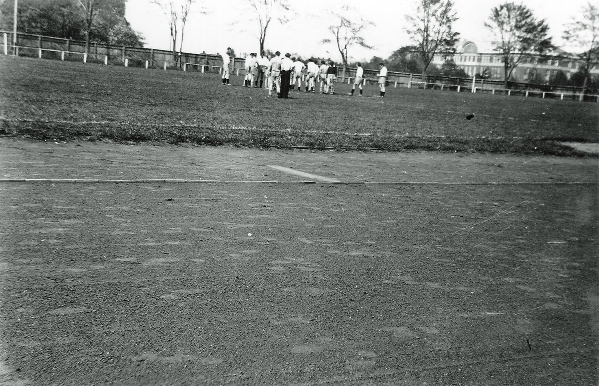 Volontärsoldatskolan vid T 2 i Skövde 1944.   Två norska lag under paus i spelet på Skövde idrottsplats.