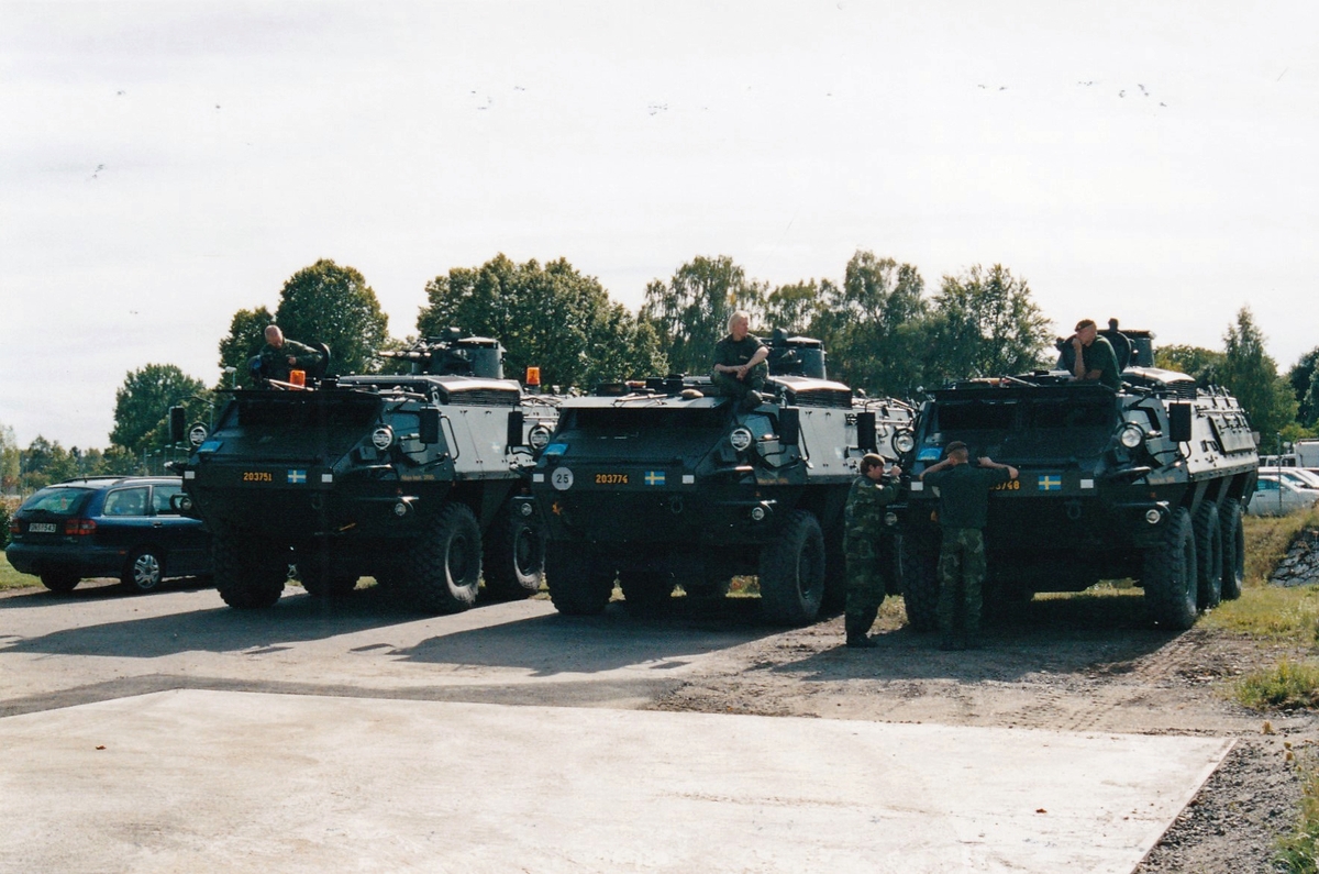 Göta Trängregemente lastar fordon för järnvägstransport inför övningen Nordic Peace i september 2003.   Patgb 203.