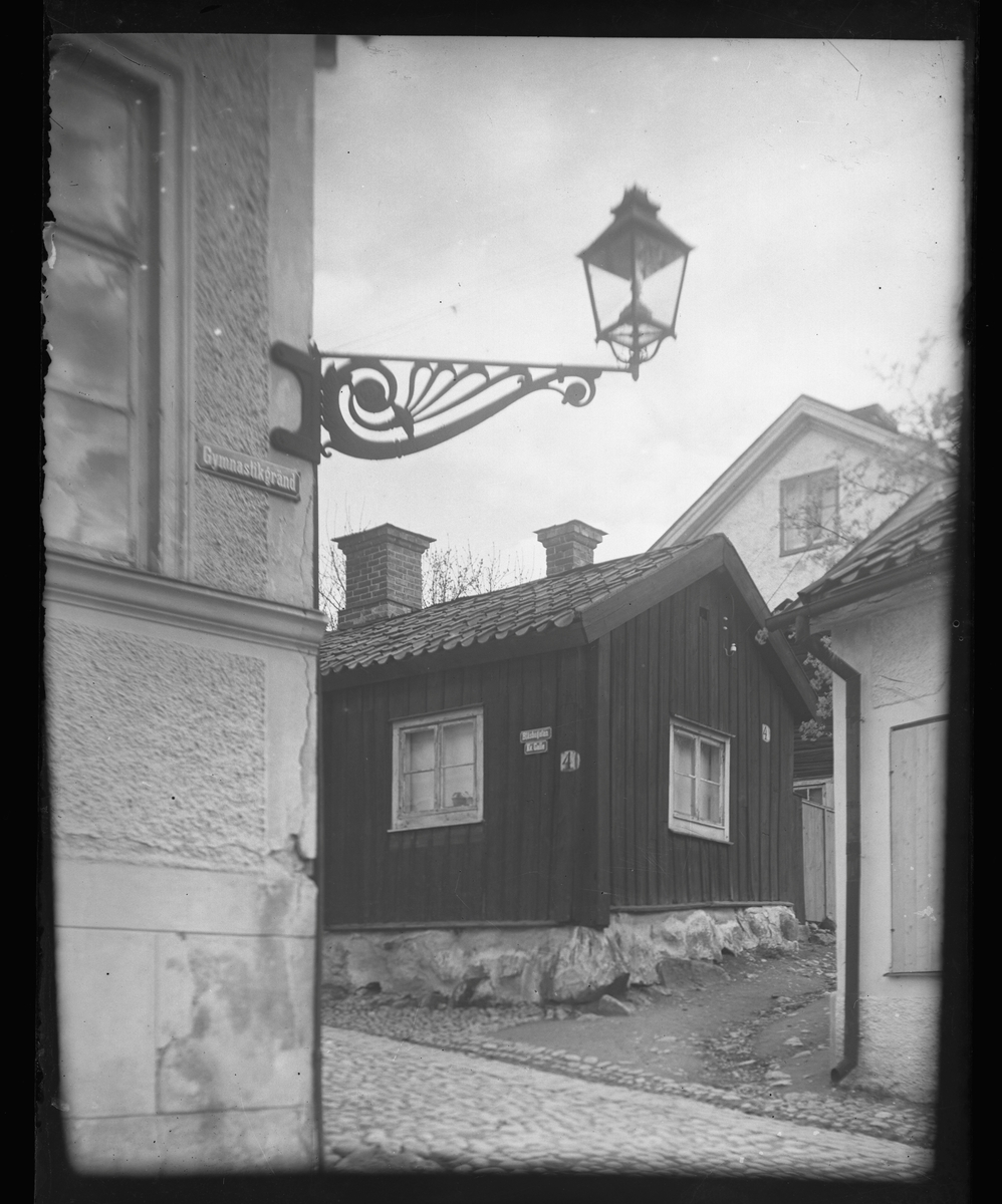 Västerås, Kyrkbacken, Blåsbogatan med gatubelysning.