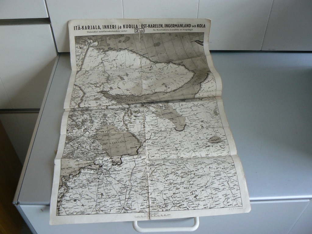 * kartan mäter ungefär 40 x 90 cm och visar Östkarelen , Ingermanland och Kola. Kartan är i ganska dåligt skick.