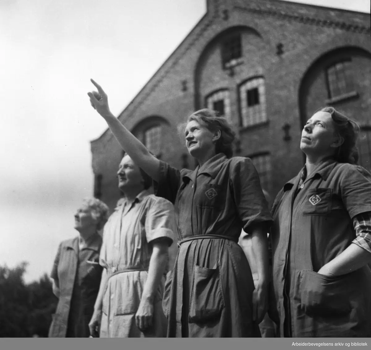 Arbeiderne på Seildugen tar pause for å oppleve total solformørkelse. 30. juni 1954