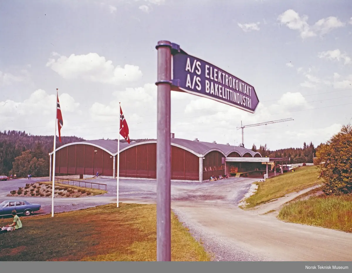 Innkjøring til ELKO-fabrikken på Sporpind i Åmot, Modum, ca. 1970-71.