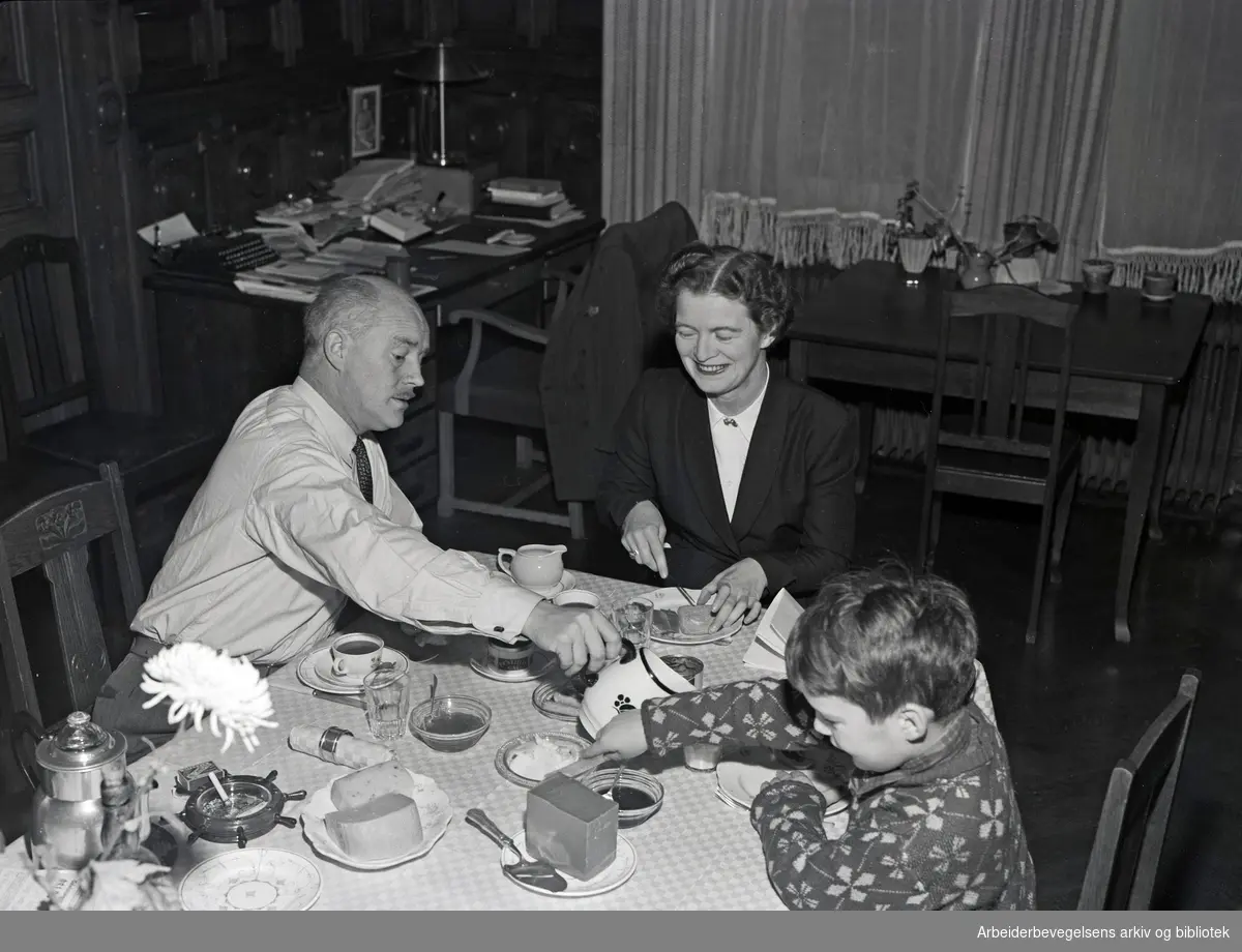 Sosialminister Rakel Seweriin, med mannen Alf og sønnen Bjørn ved frokostbordet. Desember 1954