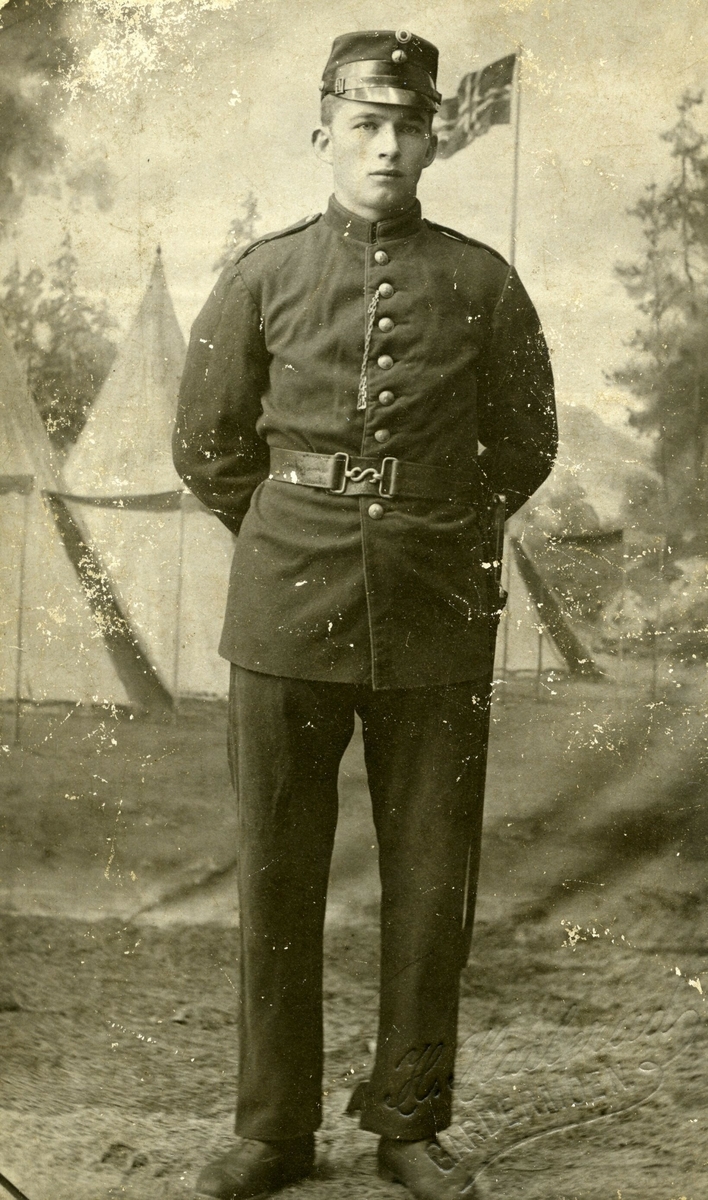 Atelierfoto av Gunleik Moen, i militær uniform.