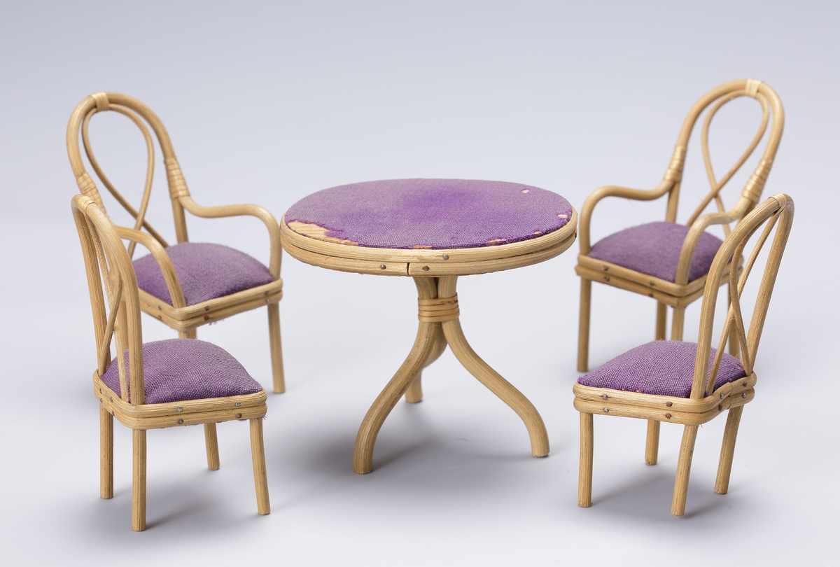 Docksskåpsmöblemang bestående av ett bord och fyra stolar i trä med lila stoppad sits. Därtill ett skåp, piano (fungerar även som en sparbössa), öppen spis, hängare med skyffel och spiselkrok samt två tavlor.

Inskrivet i huvudbok 1969.