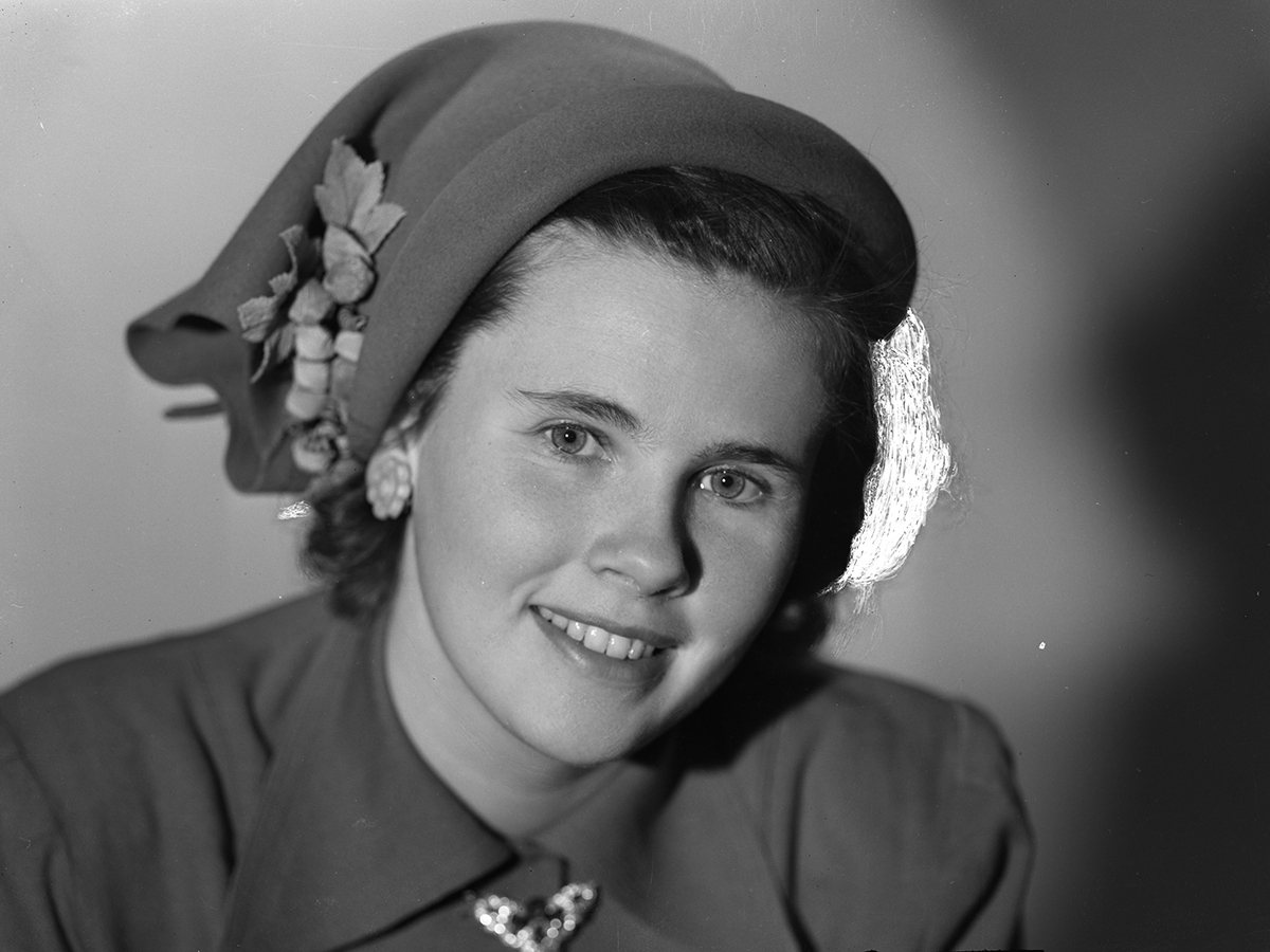 Reklamfotografering med ung hattmodell för Bergströms Modeaffär, hattar. (Flickans hår har retuscherats på höger sida.)