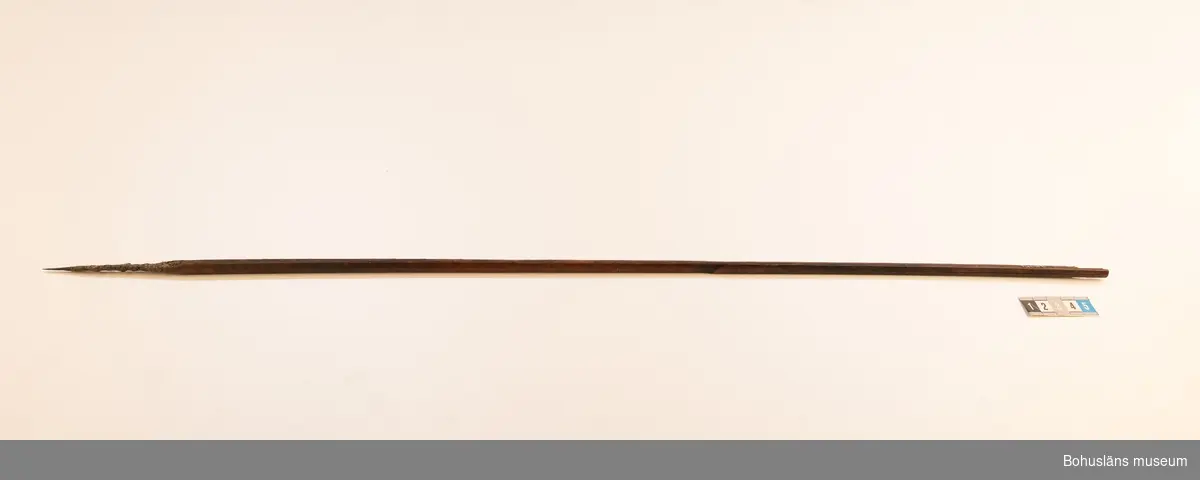 Ur handskrivna katalogen 1957-1958:
Båge m. 17 pilar, Afrika
Bågen a) L.103 cm; m. sträng av en vidja; i bågens ändar runda träkulor. Hel.
b-l, 3- kantiga m. smal svart fastsurrad träspets m. hullingar.
b-c, L. 72 och 71,2 cm; har blad infällda i ändan som styrfjädrar.
d-k, L. 75,5; 72; 71,8; 71,8; 71,6; 71,5; 76,6; 66 cm; lika b och c men saknar styrfjädrar; 
D: En torkad massa täcker större delen av spetsen.
k upptrasad i ändan.
l, L. 55,5; av ngt annan typ än föreg, har haft spets och styrfjädrar, vila saknas.
m-r, runda skaft, styrfjädrar, spetsen av järn m. hullingar (ej 791 m) och holk f. fastsättn.
L. 69; 68,1; 76,4; 65; 64,7; 61,3 cm;
("r" saknar spets; n och q saknar en hulling. "o" saknar 2 styrfjädrar; "p" saknar ena delen i "klykan" f. strängen)

Ur Knut Adrian Anderssons Katalog II 1916:
No 22, nr 7, 8 ,9 på etiketten i Elmer Göranssons samling. Båge av trä m. sena till sträng jämte 17 förgiftade pilar av två typer med hullingar. Från Mogala i Belgiska Congo.

Artikel i Bohusläningen måndagen den 1 november 1937, "Vittberesta bohusläningar berätta. Upplevelser under 30-årig vistelse i Belgiska Kongo. Kapen Elmer Göransson. Folk och sedvänjor under ekvatorns glödande sol."

UMFA54467:0588 visar porträtt på sjökapten Elmer Göransson i uniform med ett antal ordnar och utmärkelser. Fotograf Thure Nihlén, Uddevalla.
