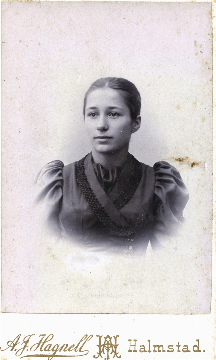 Okänd ung kvinna, fotograferad i Halmstad.