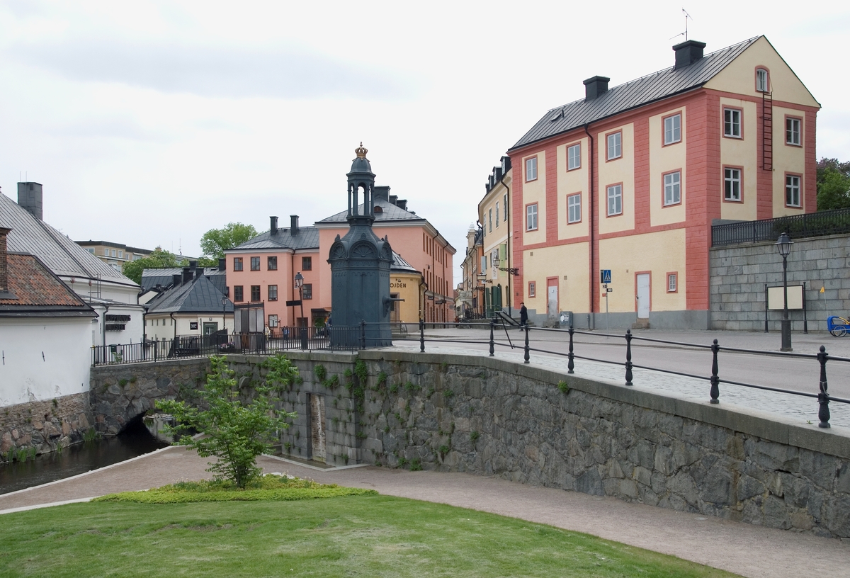 Sankt Eriks källa med S:t Eriks gränd i bakgrunden, Uppsala