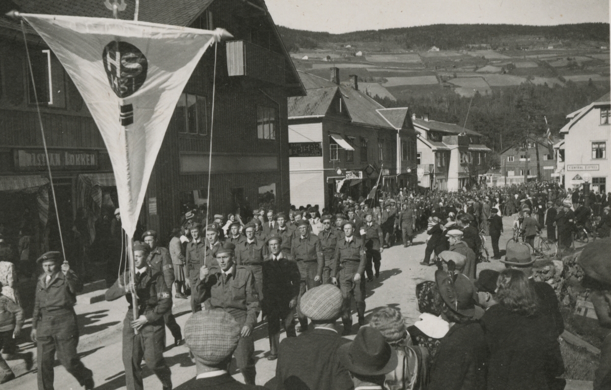 Heimestyrkane i tog gjennom Fagernes 17. mai 1945. - Valdres ...