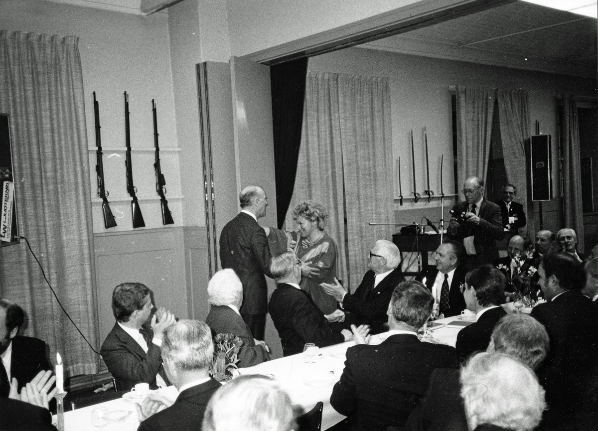 Trängtrupperna 100 år 1985-05-11.   Jubileumsmiddag på Karlberg. Bruzelius lämnar över en bokgåva till sångerskan Berith Bohm.
