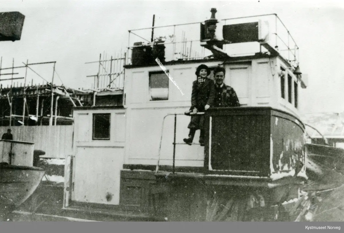 Ukjent far og sønn ombord på M/S Haugar I i Einvika, Flatanger