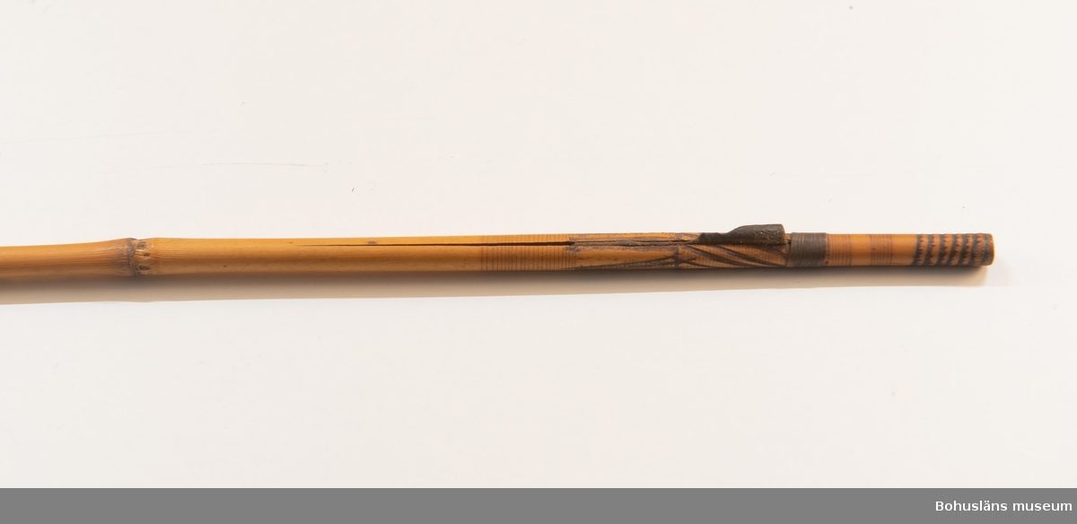 Ur handskrivna katalogen 1957-1958:
Pilar 9 st.
med skaft av bamburör. Tunna, breda järnspetsar fästade med surrning. Styrning med infällda läderbitar L 62.5 - 67,5 cm 

Lappkatalog: 10
