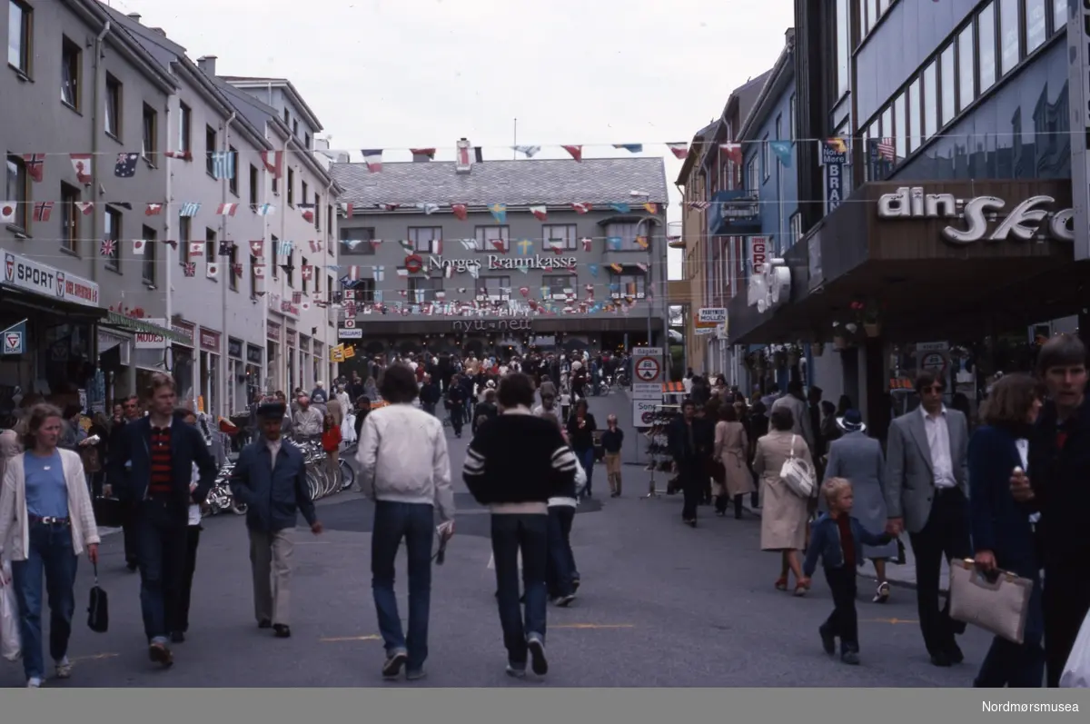 Velkommen I Gågata Muligens Fra åpningen Av Gågata På Kirkelandet I Kristiansund Bildet Er 