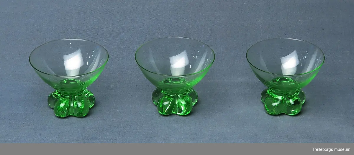 3 likörglas i grönt glas. Med sk klumpfot.
