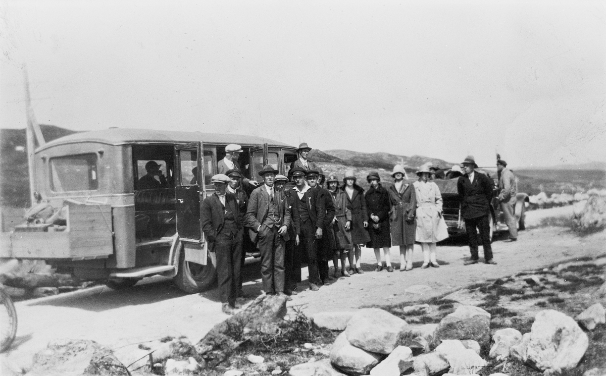 Eggedal ungdomslag på tur, ca. 1929. Kari Korsgård sitter inne i bussen, ved døra Bjørn Korsgård.