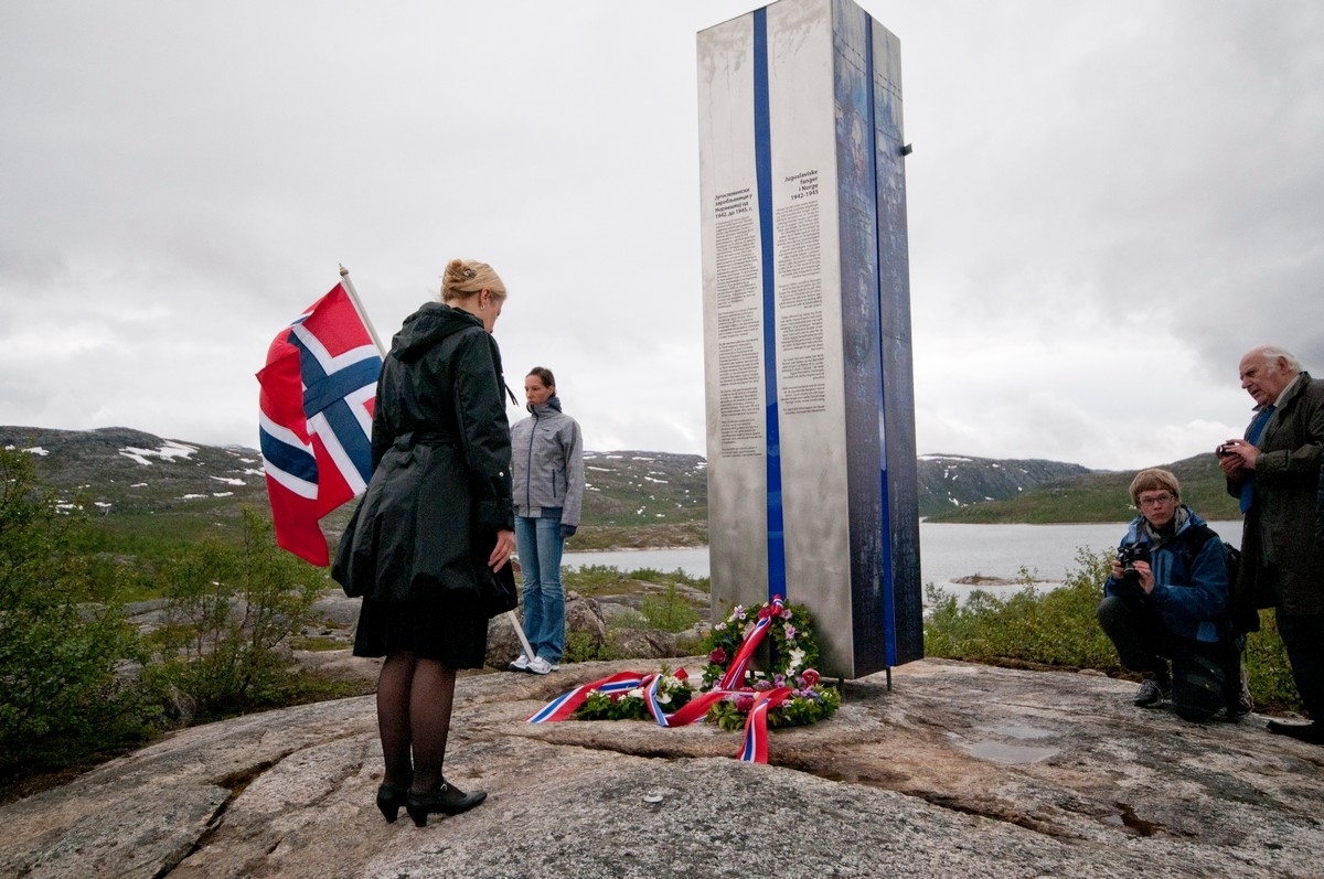 22. juni 2011: Avduking av minnestatue over jugoslaviske krigsfanger som døde i tysk fangeskap ved Øvre Jernvann, Narvik kommune, Nordland, under andre verdenskrig. Elma Kovabev fra den bosnisk-hercegovinske ambassade ved kransnedleggelse.