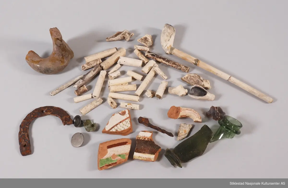 Fragmenter/deler av gjenstander funnet under utragving i 1979.
