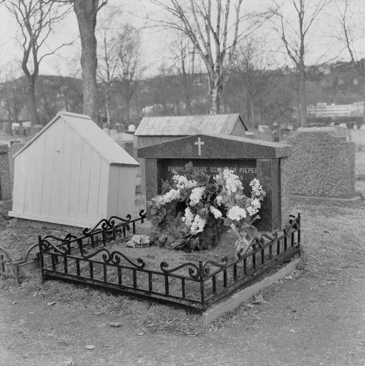 Personalet legger krans på Schrøders grav i anledning firmaets 50-årsjubileum