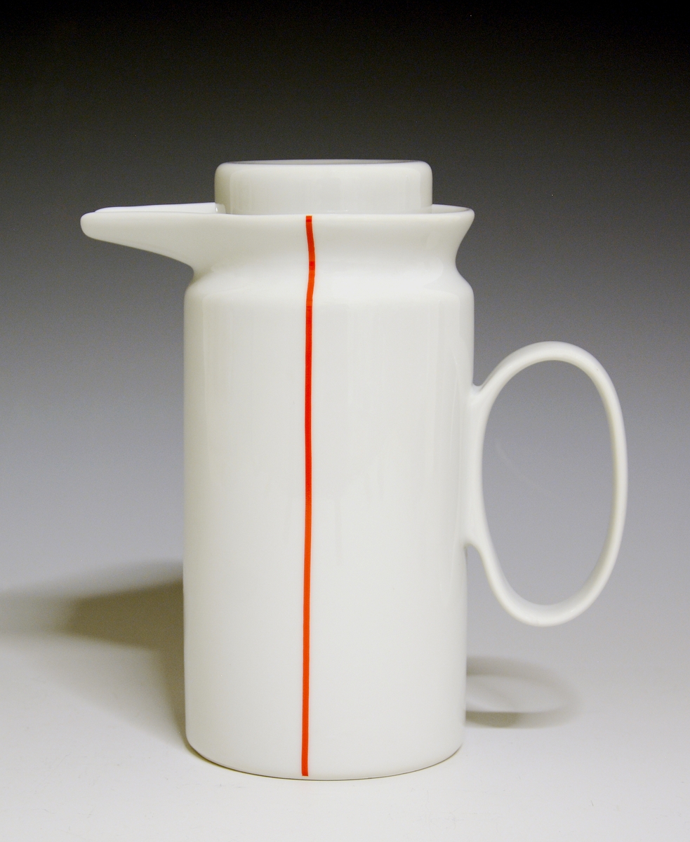 Kaffekanne i porselen, med lokk. Sylindrisk korpus, rett nebbtut, stor oval hank.  Hvit glasur. Rød, vertikal stripe på den ene siden. Prototyp til ettermiddagsservise, 1985.
Design: Eystein Sandnes.
Uten fabrikkmerke.